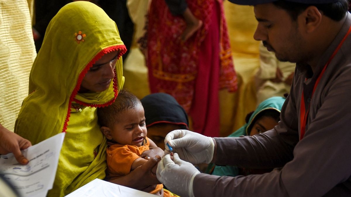 Pákistánský pediatr měl opakovaně používat jednu stříkačku, teď má 1500 dětí HIV